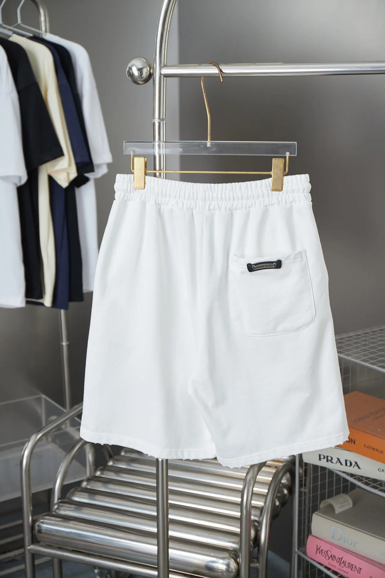 🅿️210 Ch*ome Hearte 2025ss new shorts Honbu patch pink embroidered shorts light luxury essential item for daily commuting for men and women Correct version Welcome to compare Detailed features · Made of 380g pure cotton health cloth fabric · Imported Tajima machine embroidery Honbu patchwork pink embroidered shorts with pink contrasting thread • Ready-made clothes are washed, worn and handmade • Hand-sewn Ch*ome Hearte hardware · Mold customization of the original logo-engraved hanging clock · Loose-waisted trousers · Double-needle stitching across seams · Original main mark, washed tag, moisture-proof paper packaging Color: Black/White Size: S M L XL